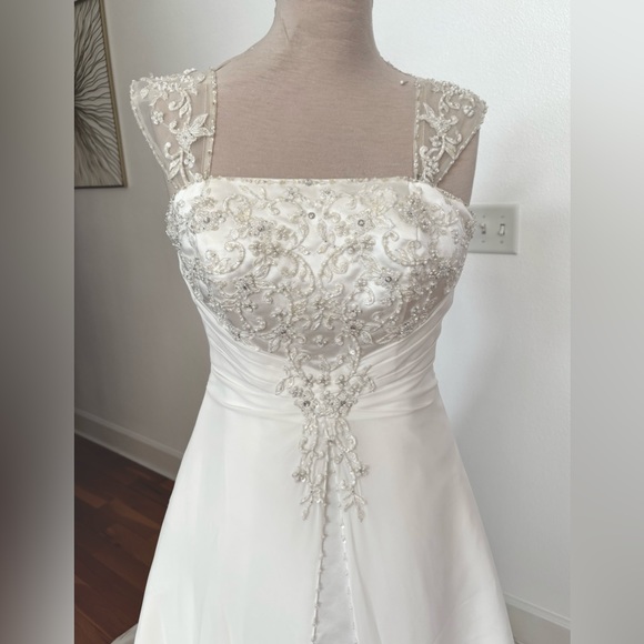 DAVID'S BRIDAL a line chiffon split front overlay wedding dress size 4P - Picture 2 of 6